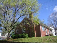 Building Photo - Charming 2 Bedroom House Downtown