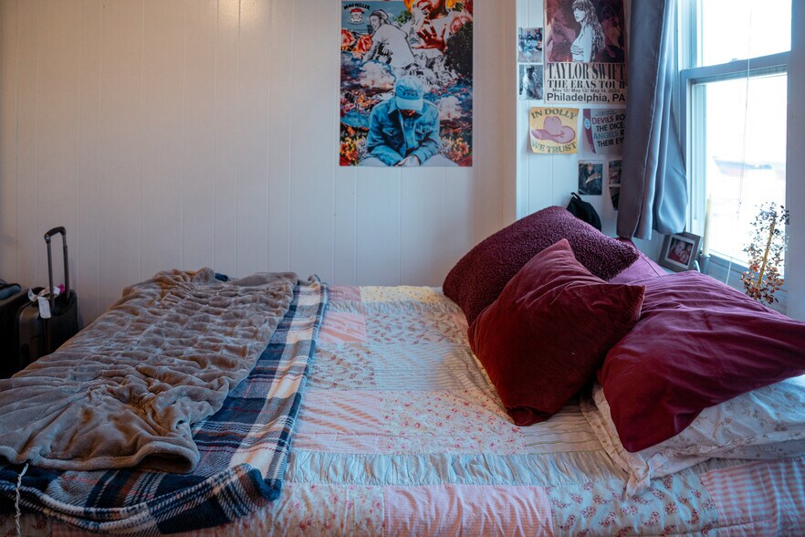 Building Photo - 627 S Negley Ave