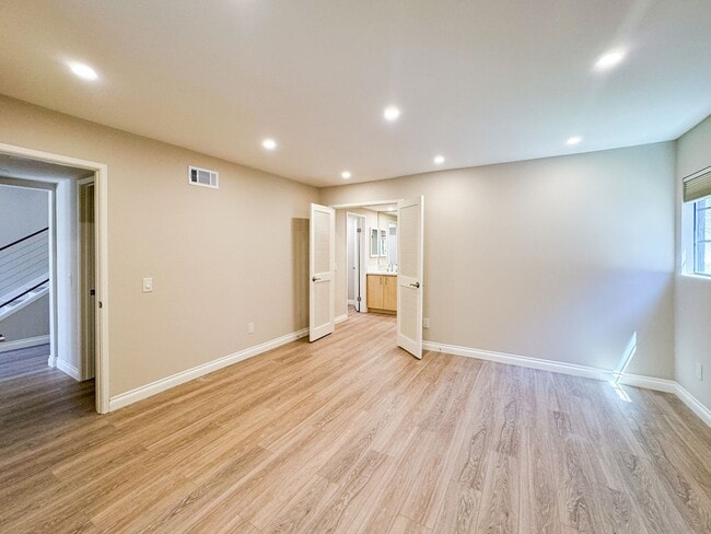 Building Photo - Luxurious Coastal Living: Fully Remodeled 3-Bed, 3.5-Bath with Ocean Views in Sea Point