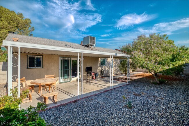Building Photo - 3730 Greenwood Dr