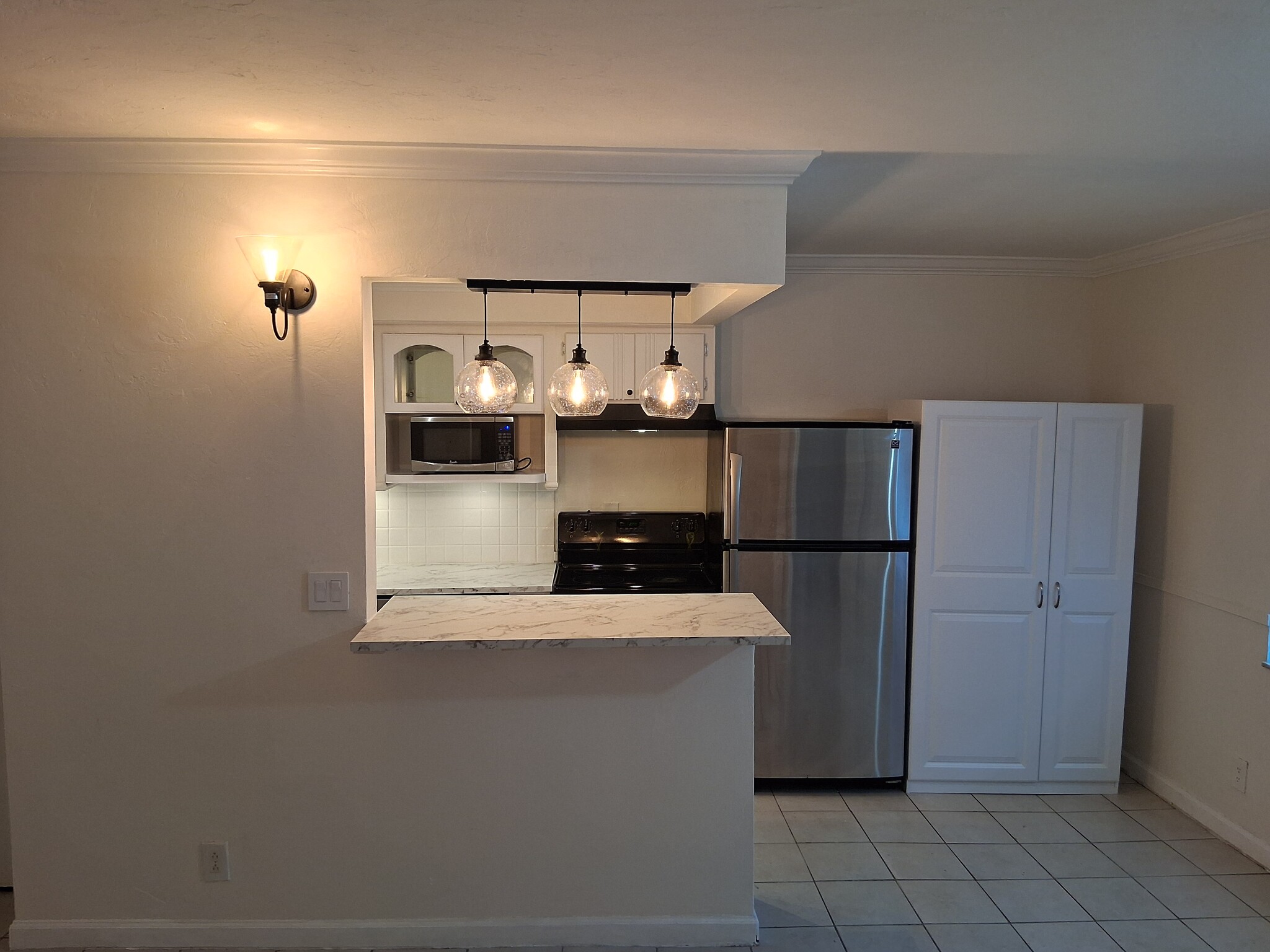 Building Photo - 1100 NE 9th Ave