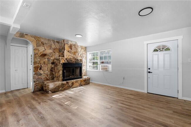 Building Photo - 420 ROCK PT Rd