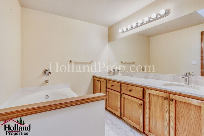 Building Photo - Beautiful 4 Bedroom Home in Excellent Beaverton Location!