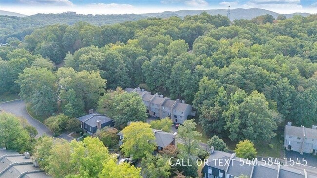 Building Photo - 3331 Stonehenge Square