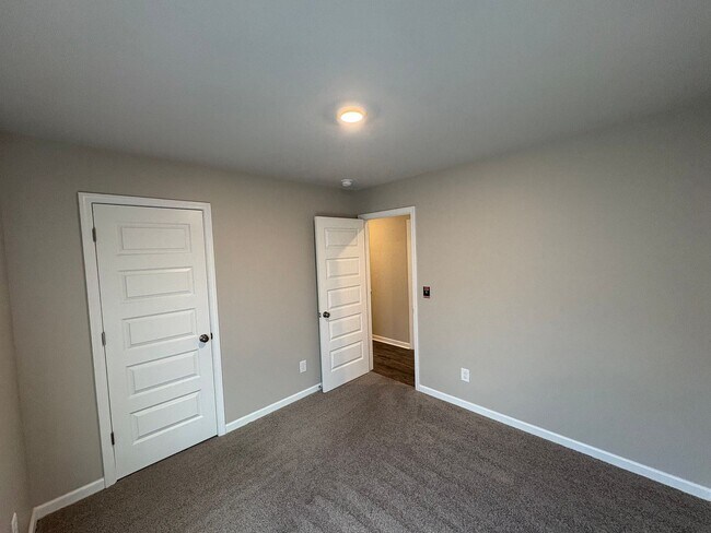 Building Photo - 3 bed, 2 bath available for rent now!