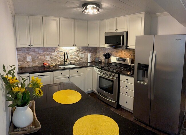 Building Photo - 244 Toby St