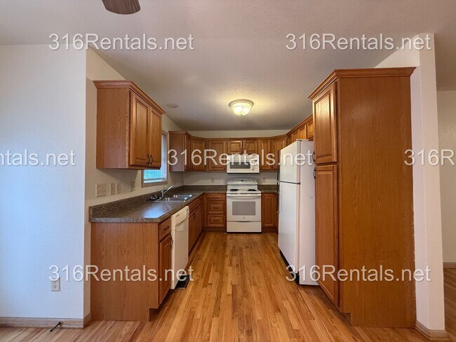 Building Photo - $1,595 - 3 bed 2 bath - Beautiful Remodeled Duplex Home Available Now!
