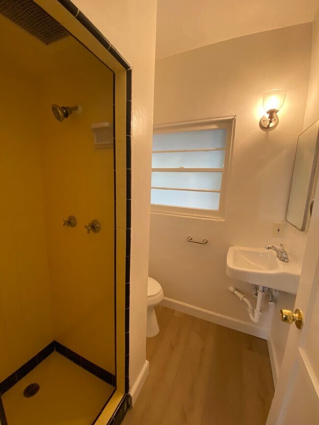 Building Photo - Cute 3 Bedroom 2 bath home located near SD...