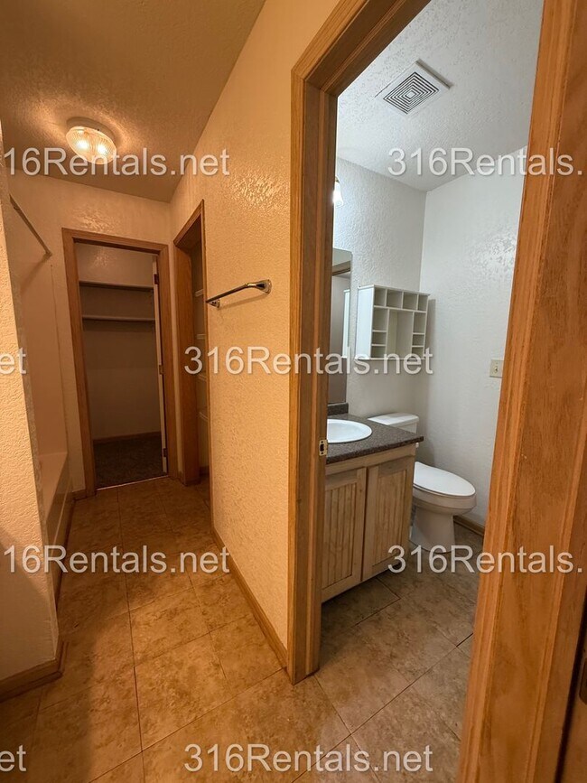 Building Photo - $1,595 - 3 bed 2 bath - Beautiful Remodeled Duplex Home Available Now!