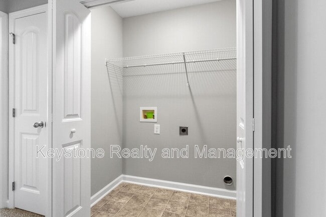 Building Photo - 206 Woodland Vly Ln