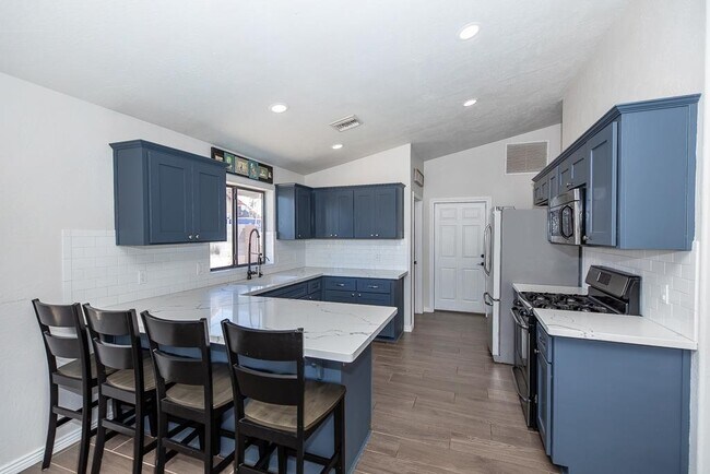 Building Photo - 10772 S Ave Primavera
