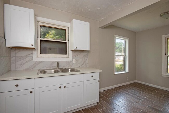 Building Photo - 6725 Bunche Dr