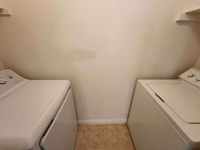 Building Photo - Fantastic, well maintained 2 bedroom condo.