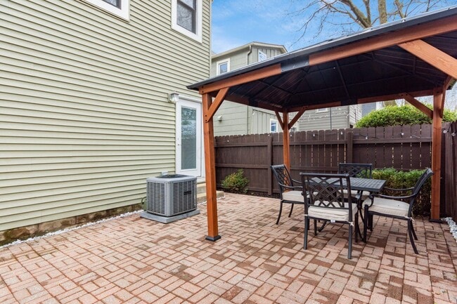 Building Photo - 106 E Gates St