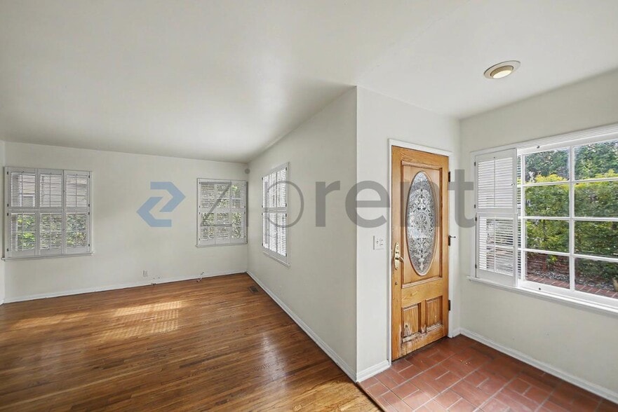 Building Photo - Unit