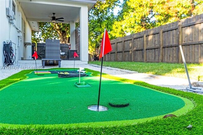 Building Photo - 1075 NE 12th Ave