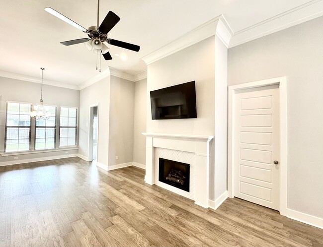 Building Photo - Warm Elegance in The Willows - 4Bedroom 2B...