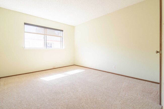 Building Photo - Excellent 3 Bed 2.5 Bath Town Home!