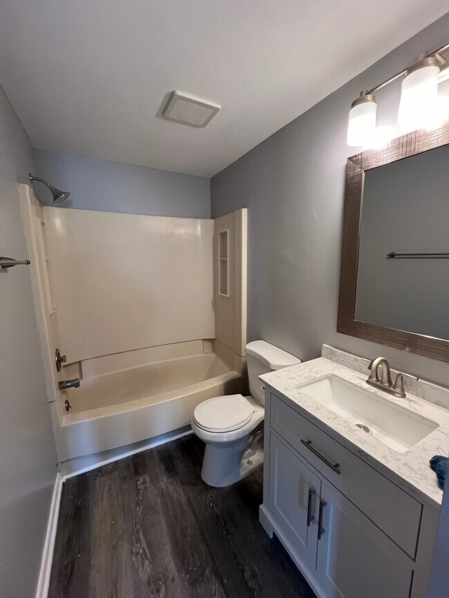 2nd floor full bath - 1109 Davis St