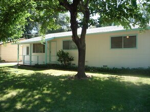 Building Photo - 3 bedroom + Bonus Room/Office in East Redding