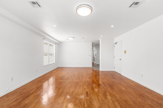 Building Photo - 718 23rd St