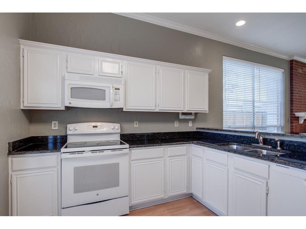 Building Photo - 546 Raintree Cir