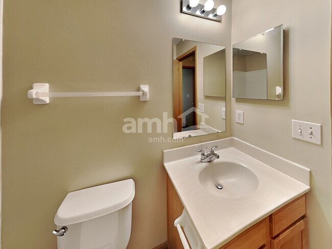 Building Photo - 2271 Landcrest Dr