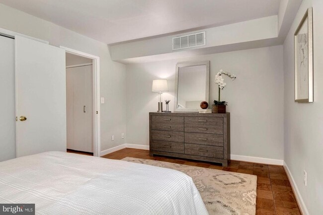Building Photo - Beautiful 1BR/1BA in Downtown Bethesda. Al...