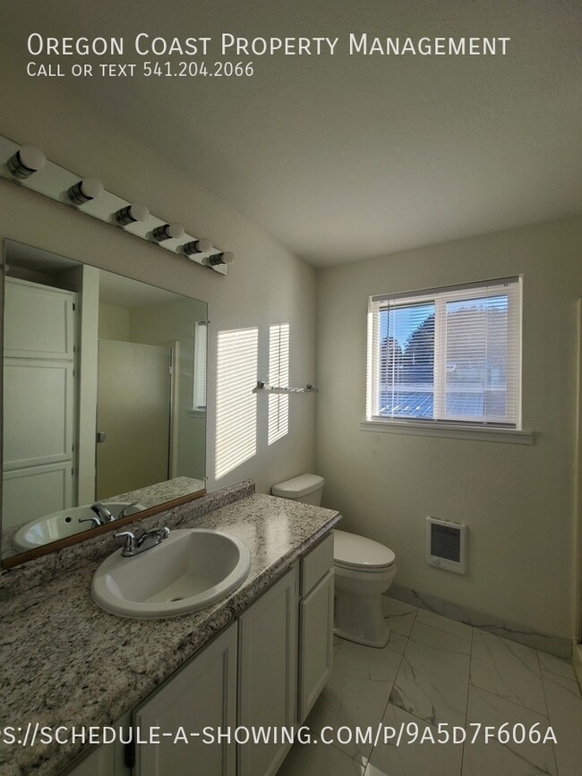 Building Photo - 1135 SE Oar Ave