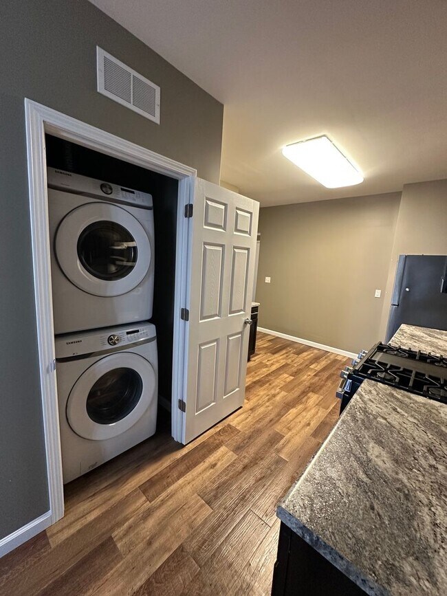 Building Photo - 820 York St