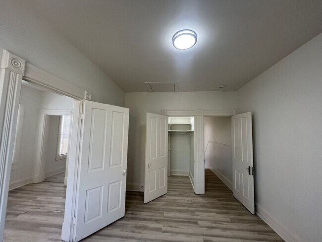 Building Photo - 4 bedroom 1 bath