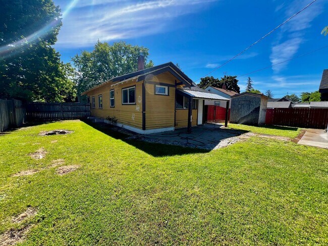 Building Photo - 916 S 11th Ave