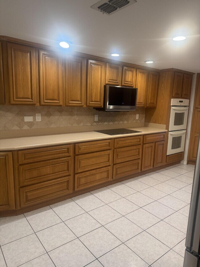 Building Photo - Beautiful Country Home on 1.76 Acres — No HOA, No Deed Restrictions!