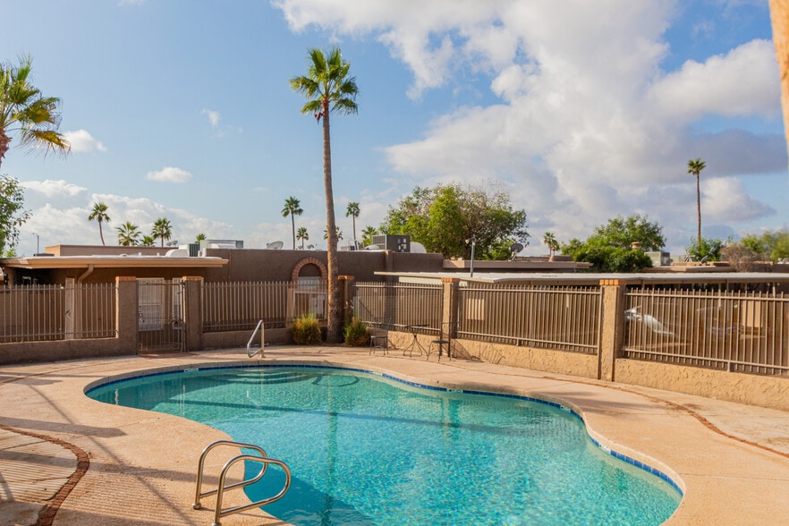 Building Photo - 925 W Peoria Ave