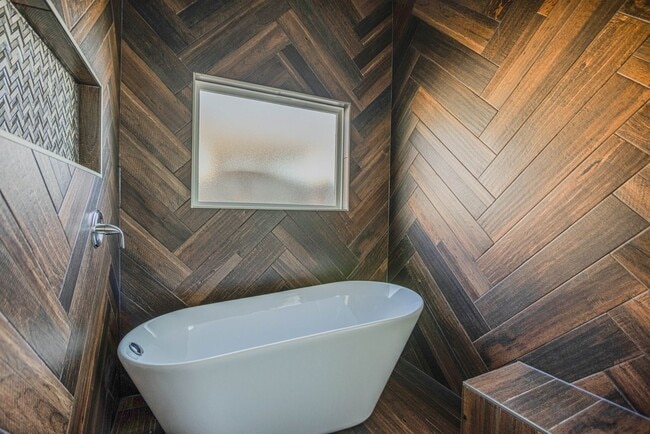 Building Photo - Eastside area for Short or Long Term Rental(Completely Furnished) Beautiful 4 bed/2 baths