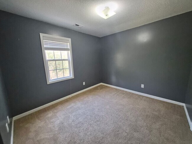 Building Photo - 305 Rack Ln