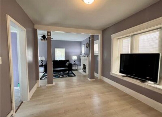 Building Photo - 879 Chalker St