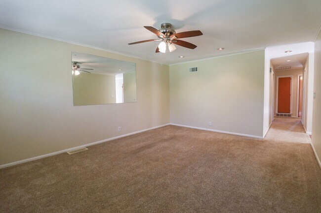 Building Photo - 3 Bed Mid-Town Beaut! Available for Immedi...