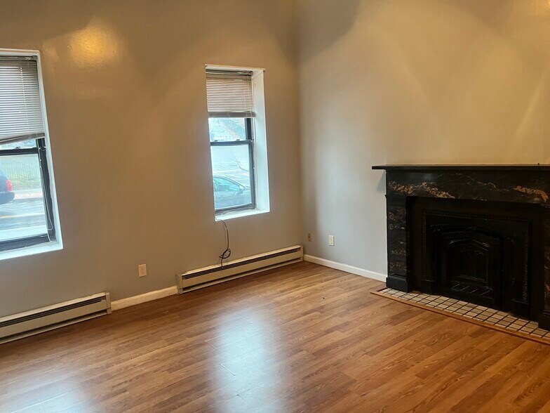 Building Photo - 77 Ten Broeck St