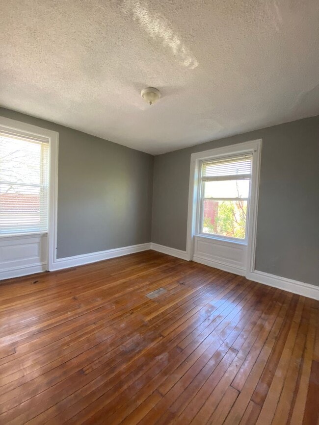 Building Photo - Get it while it lasts! Spacious 4 Bedroom ...