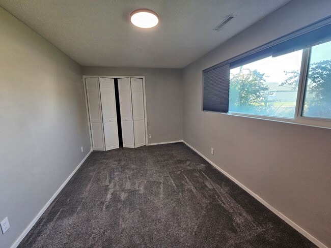 Building Photo - Spacious 4 Bed Bountiful Home | Central Location & Covered Parking