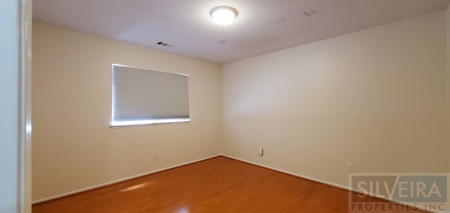 Building Photo - Lovely 3 Bedrooms 2 bath Home For Rent