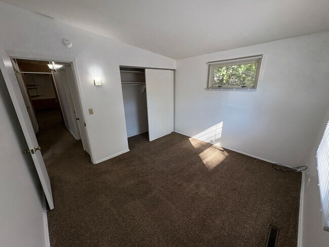 Building Photo - COMING SOON! Meadowlane neighborhood, Fenced Backyard, Laundry included