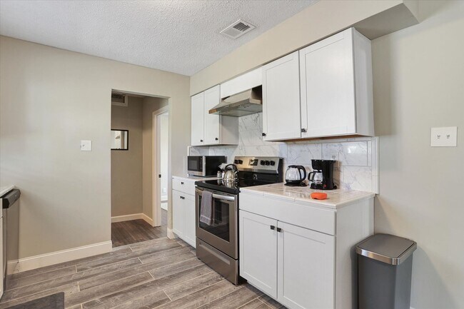 Building Photo - 4 Bedroom, 2 Bath Brick Home in Savannah