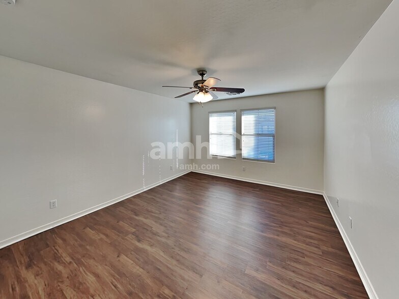 Building Photo - 11054 E Stearn Ave