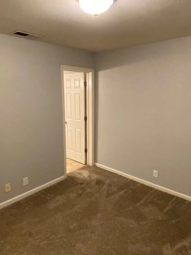 Building Photo - Cozy 3-Bedroom Condo with Washer/Dryer and...