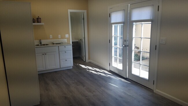 Building Photo - Tarzana- High End Compact Side House Studio