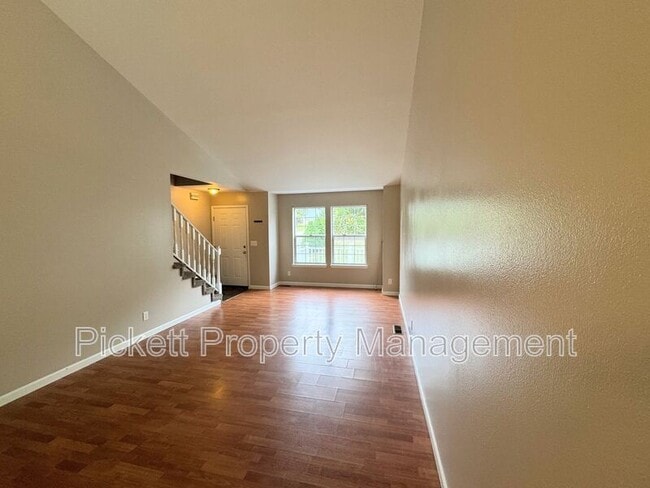 Building Photo - 1081 NE Shadybrook Ct