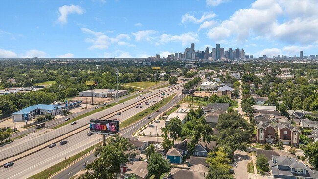 Building Photo - 2607 North Fwy