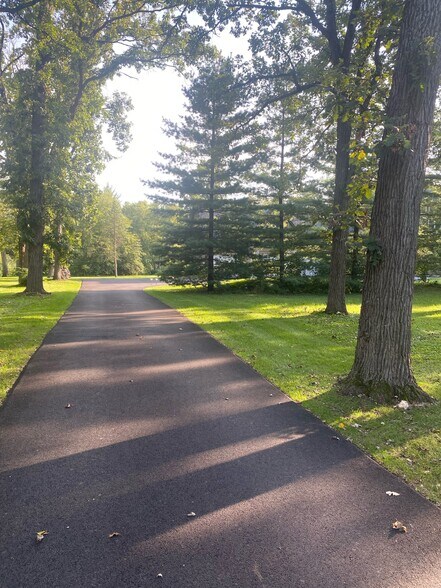 Long, private driveway into the property. Rental includes one outdoor parking space. - 5107 Timber Ln